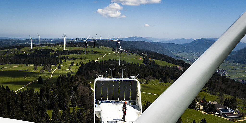 Mindestens zwei Turbinen des Windparks auf dem Mont-Crosin und Mont-Soleil im Berner Jura sind beschädigt worden. (Archivbild)