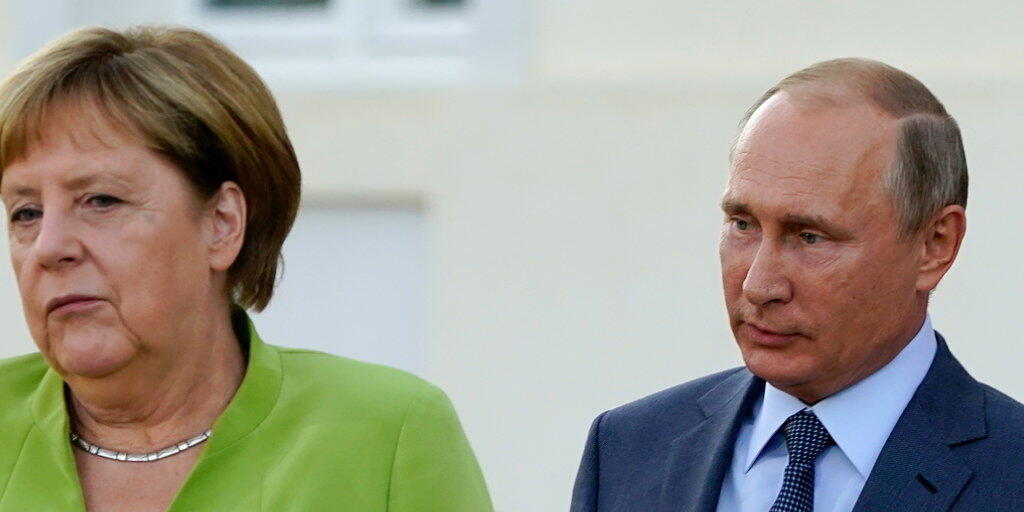 Die deutsche Kanzlerin Angela Merkel (links) und Russlands Präsident Wladimir Putin bei ihrem Treffen in der Nähe von Berlin.