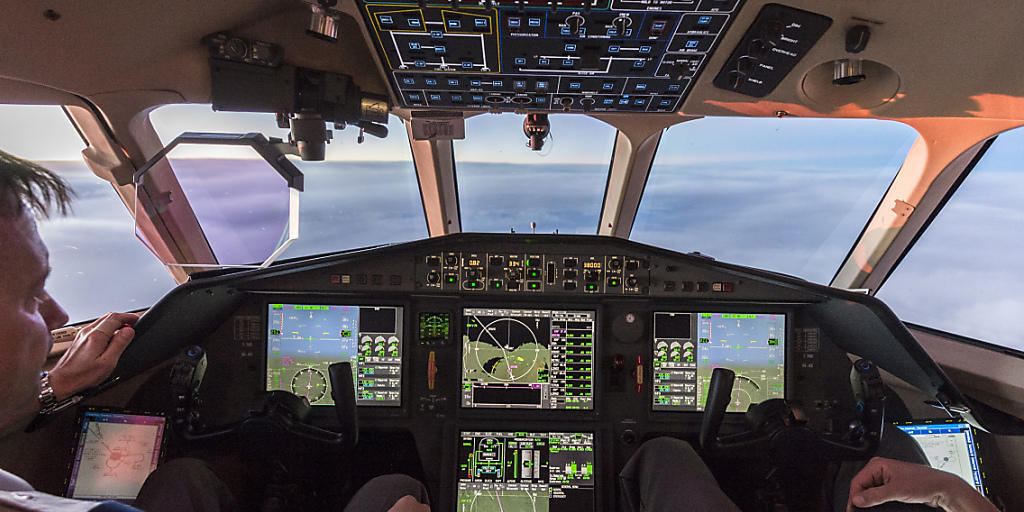 Künftig darf ein Pilot wieder alleine im Flugzeug-Cockpit sein: Die Swiss hebt die Zwei-Personen-Cockpit-Regel ab Mai auf, die sie nach dem absichtlichen Absturz einer Germanwings-Maschine eingeführt hat. (Archivbild)