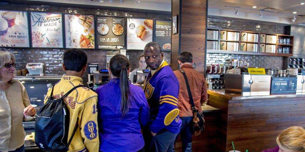 Nach einer umstrittenen Festnahme von zwei Afroamerikanerin in einer Filiale schickt Starbucks rund 175'000 Beschäftigte in ein Anti-Rassismus-Training. (Symbolbild)