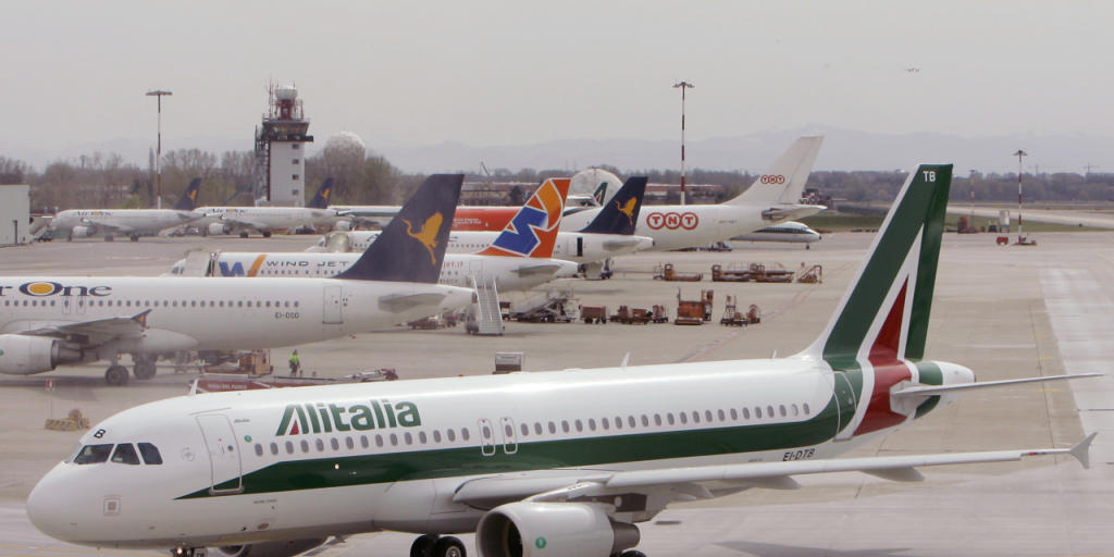 Dünne Luft für die italienische Fluggesellschaft Alitalia: Die Mitarbeiter der Airline lehnen einen Rettungsplan ab. (Archivbild)
