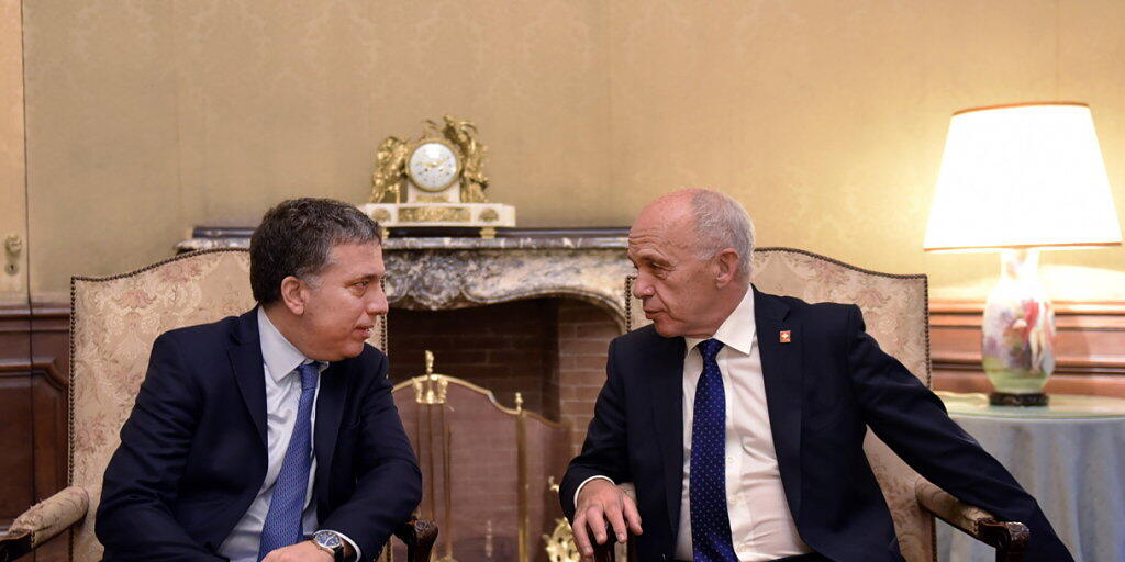 Bundesrat Ueli Maurer (rechts) am Treffen mit dem argentinischen Finanzminister Nicolás Dujovne in Buenos Aires.