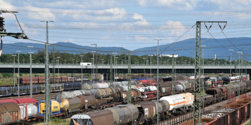 Stau im Güterverkehr: Die Sperrung der Bahnstrecke zwischen Rastatt und Baden-Baden in Deutschland hat grosse Auswirkungen auf den Personen- und Warenverkehr in Europa.