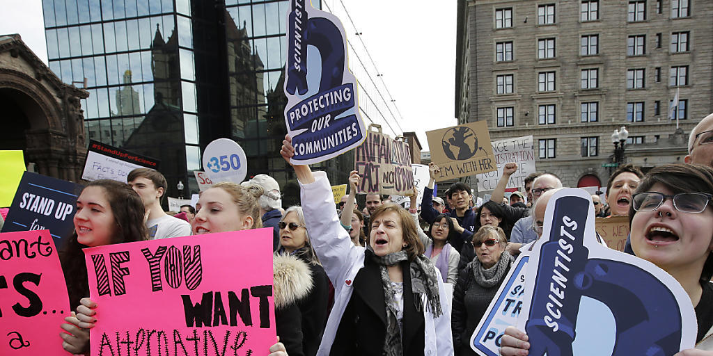 Viele Wissenschaftler, die in Boston gegen US-Präsident Donald Trump protestierten, waren für einen Kongress in der Stadt.