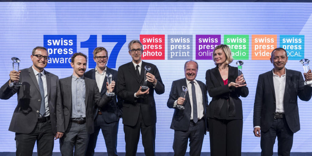Die Gewinner der Swiss Press Awards von rechts: Zalmai Ahad, Pauline Vrolixs, Alain Rebetez, Sylvain Besson, Joël Widmer, Christoph Lenz und Carlo Silini.