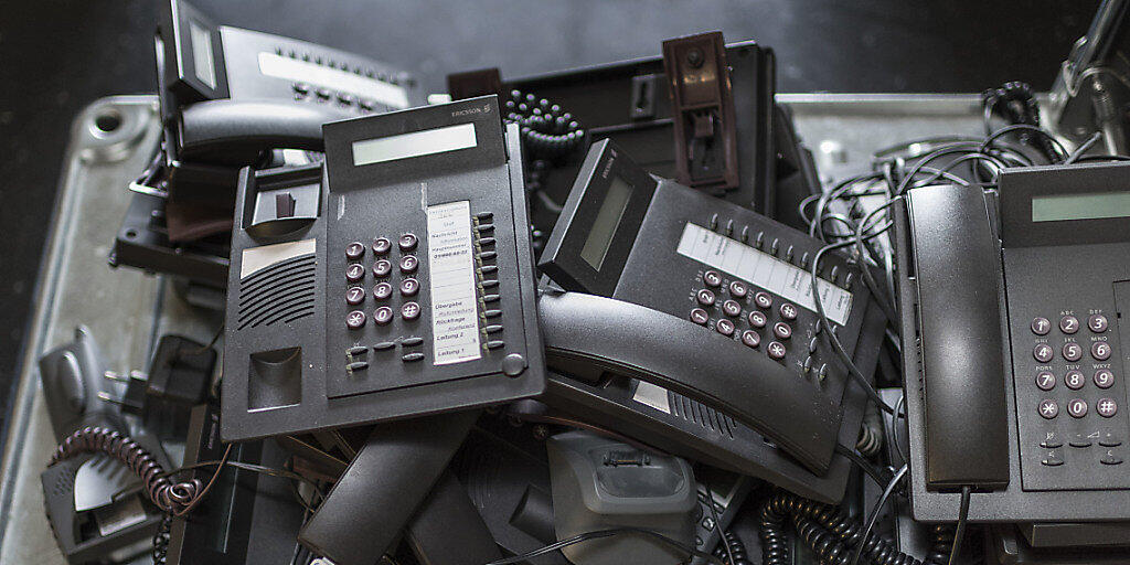 Der Berg von Elektroschrott wächst immer weiter: Analog-Telefone auf dem Weg zur Entsorgung. (Archiv)