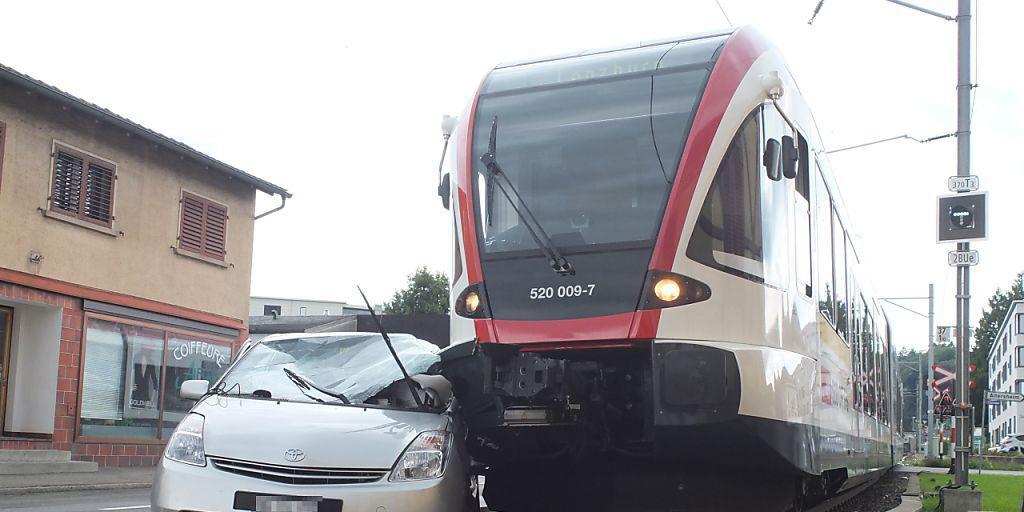 Ein Zug der Seetalbahn hat in Seon AG auf einem Bahnübergang ein Auto erfasst. Der Autofahrer hatte trotz Blinklicht beim Abbiegen einen Bahnübergang befahren.