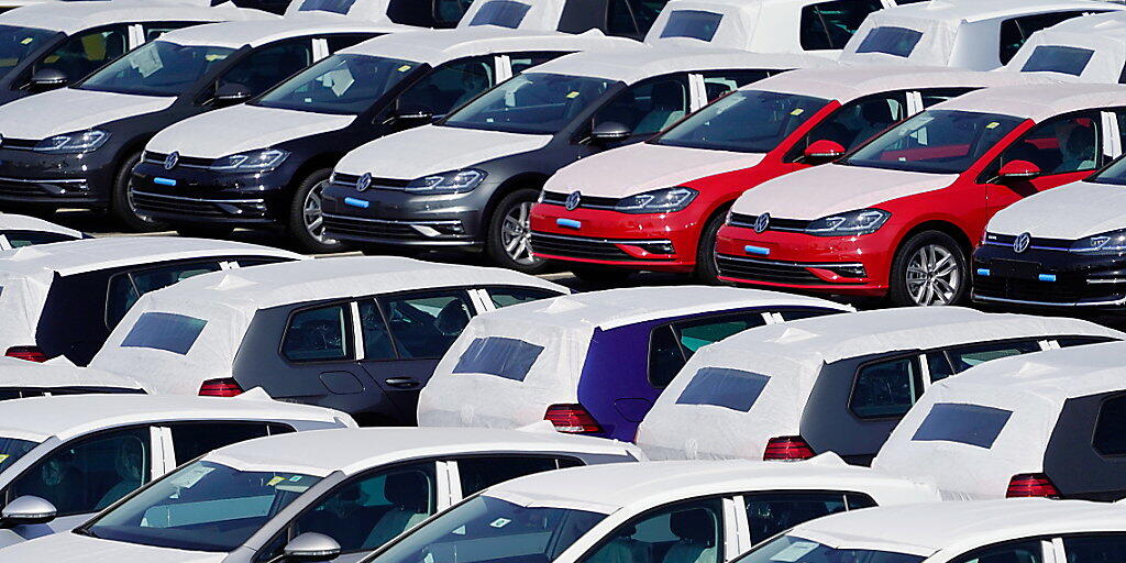 Rund drei Jahre nach dem Bekanntwerden des Abgasskandals bei VW kündigen die Verbraucherzentralen und der ADAC eine Sammelklage an.