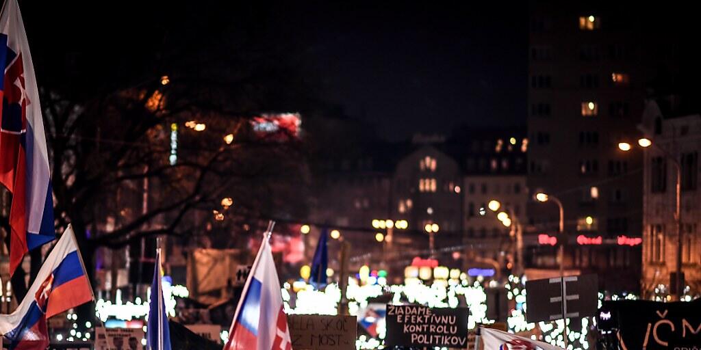Nach der Ermordung des slowakischen Journalisten Jan Kuciak sind am Freitag in der Slowakei wieder zahlreiche Menschen auf die Strasse gegangen. (Archivbild)