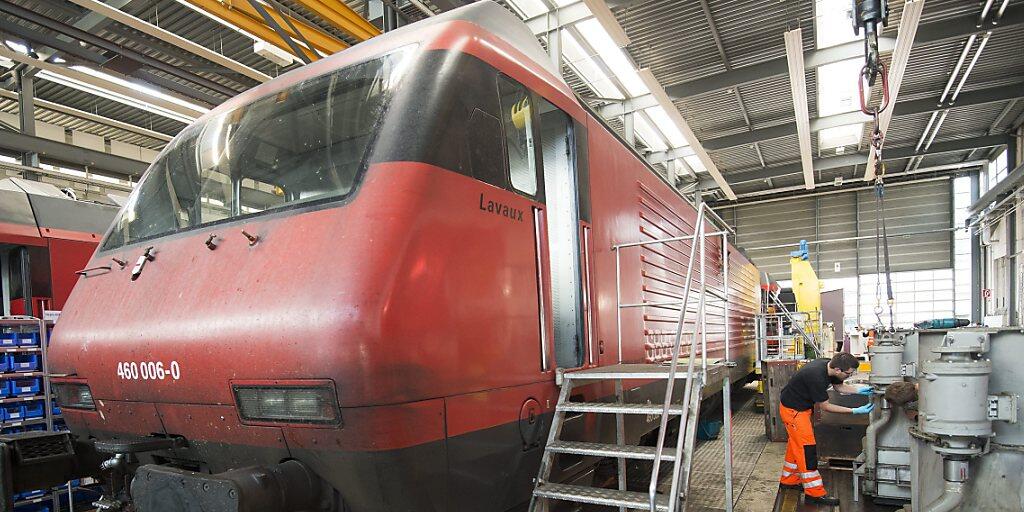 Diese roten SBB-Loks werden Schritt für Schritt modernisiert. Bis 2022 sollen alle 119 Fahrzeuge in Yverdon-les-Bains VD für die nächsten zwanzig Jahren fit gemacht werden. (Archiv)