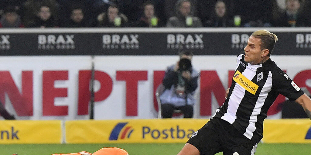 Roman Bürki schnappt sich den Ball gegen Gladbachs Stürmer Raul Bobadilla