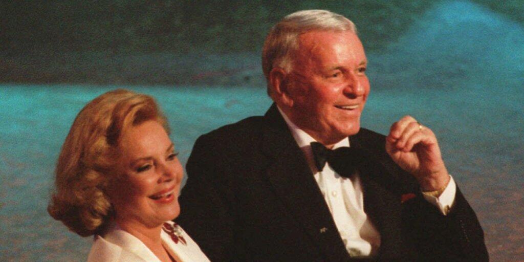 US-Musiker Frank Sinatra (1915-1998) und seine Frau Barbara (1927-2017) an der Feier zum 80. Geburtstag des Stars 1995 in Los Angeles. (Archivbild)