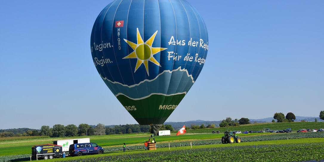 GEMUESE, BAUER, BAUERN, ERNTE, ERNTEN, HERBST, FELDER, AECKER, NATUR, ANLASS, BALLON, HEISSLUFTBALON, REGION, MIGROS