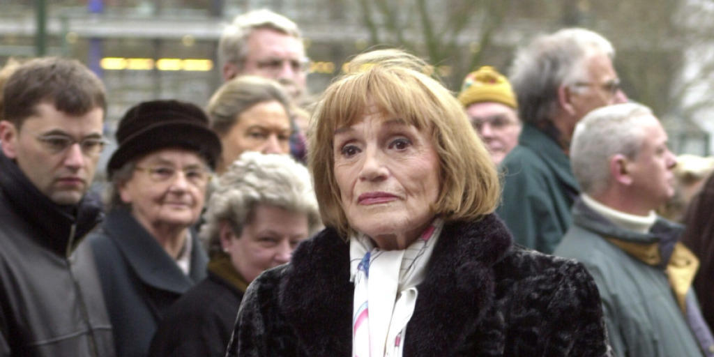 Die Schauspielerin und Sängerin Gisela May 2002 auf der Beerdigung von Hildegard Knef. Am Freitag ist sie der grossen Kollegin gefolgt. (Archivbild) Die Schauspielerin und Sängerin Gisela May 2002 auf der Beerdigung von Hildegard Knef. Am Freitag ist sie der grossen Kollegin gefolgt. (Archivbild)