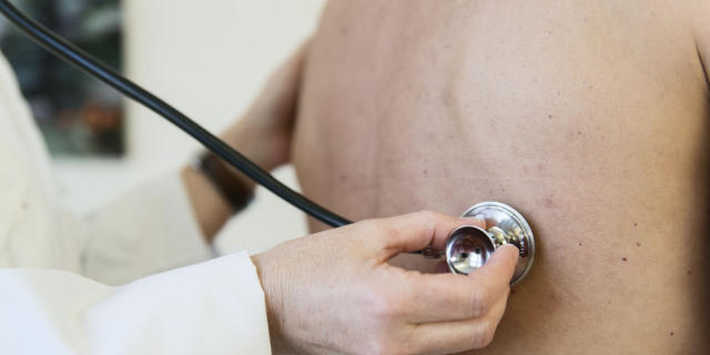 Eine Ärztin untersucht einen Patienten (Symbolbild) Eine Ärztin untersucht einen Patienten (Symbolbild)