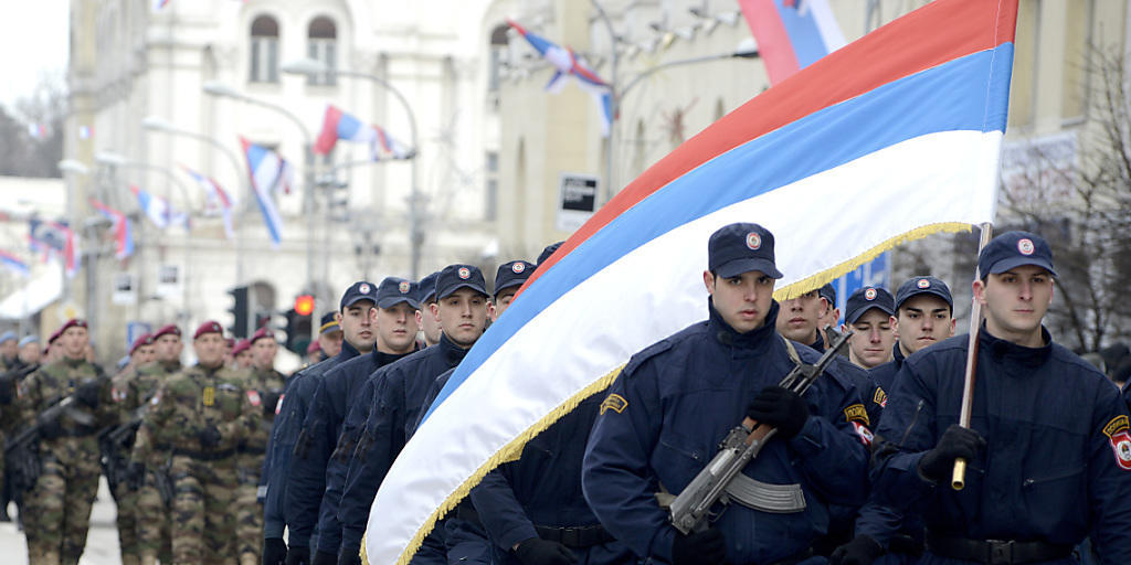 Polizisten marschieren zum Nationalfeiertag der bosnischen Serben. Das Verfassungsgericht von Bosnien-Herzegowina hatte den Feiertag als nicht verfassungskonform erklärt.