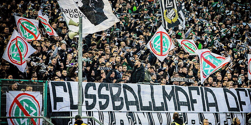 Nach den Protesten gegen den DFB haben die Fussballfans in der deutschen Bundesliga einen neuen "Feind": Das Coronavirus Nach den Protesten gegen den DFB haben die Fussballfans in der deutschen Bundesliga einen neuen "Feind": Das Coronavirus