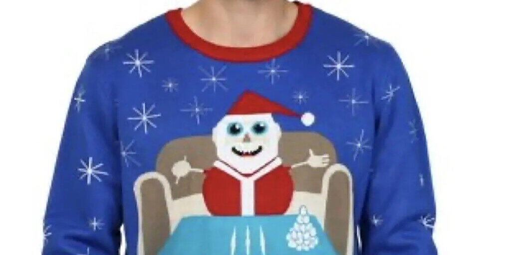 Walmart entfernte den Pulli aus dem Sortiment: Das Sujet zeigt einen Weihnachtsmann, der an einem Tisch mit drei weissen Linien sitzt, die wie Kokain aussehen.