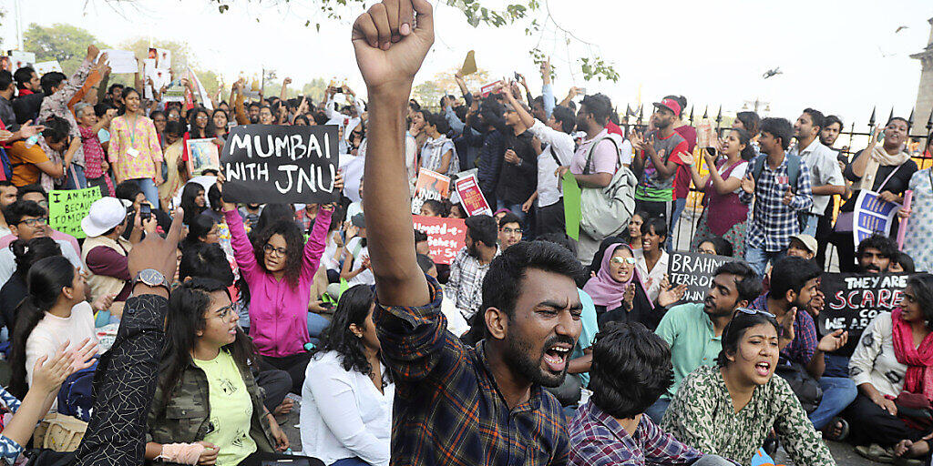 In ganz Indien sind Tausende auf die Strasse gegangen, um ihre Verbundenheit mit angegriffenen Studenten an einer Universität zu zeigen.