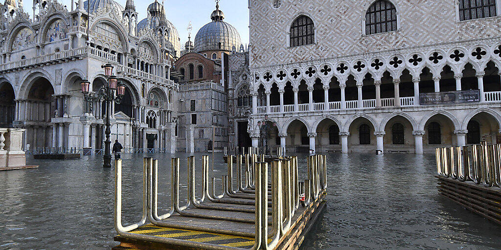 Auch kurz vor Weihnachten noch einmal acqua alta am Dogenpalast - Venedig wirbt um Touristen.