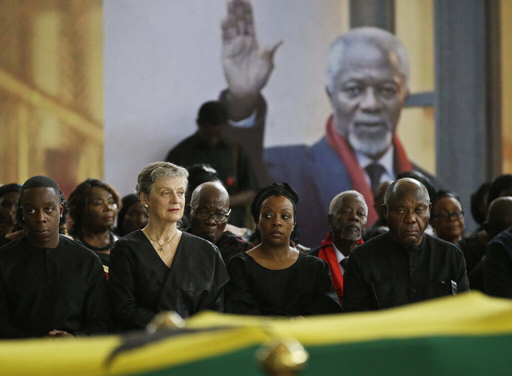 Kofi Annans Sohn Kojo Annan (l.) seine Witwe Nane Annan (2.v.l.), Tochter Ama Annan (M) und weitere Familienmitglieder am Donnerstag am Sarg des früheren Uno-Generalsekretärs. Kofi Annans Sohn Kojo Annan (l.) seine Witwe Nane Annan (2.v.l.), Tochter Ama Annan (M) und weitere Familienmitglieder am Donnerstag am Sarg des früheren Uno-Generalsekretärs.