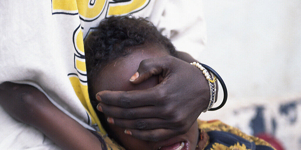 Beschneidung in Somalia: Ein sechsjähriges Mädchen wird von ihrer grossen Schwester während der Prozedur festgehalten. (Archivbild)