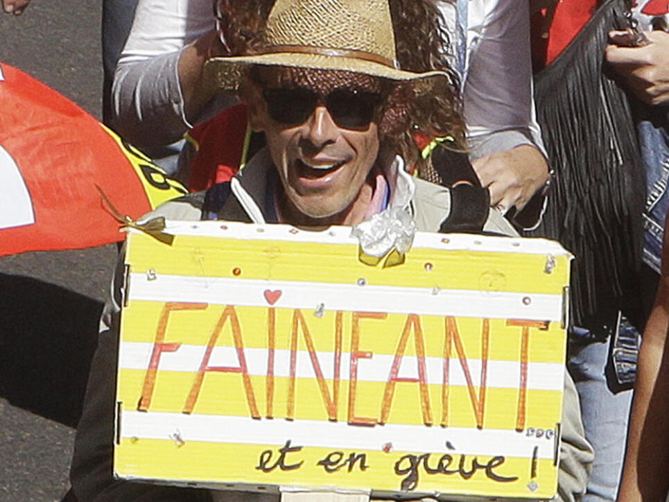 "Faulenzer und im Streik" heisst es auf dem Schild eines Demonstranten in Marseille.