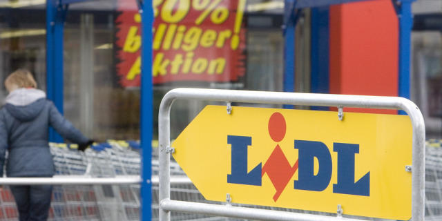 Lidl Schweiz bezahlt einen Mindestlohn von 4000 Franken (Archiv)