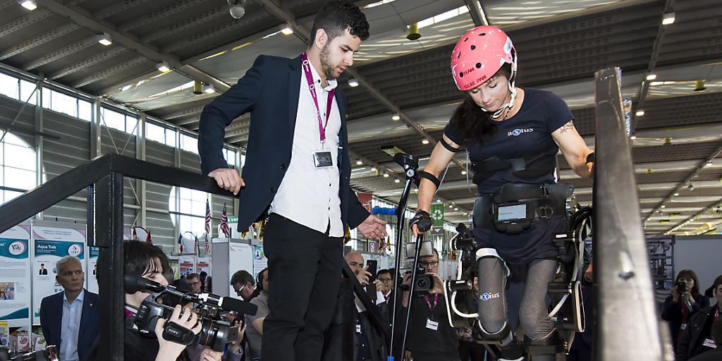 Das von Silke Pan getragene Exoskelett fand an der Genfer Erfinder-Messe viel Aufmerksamkeit. Das von Silke Pan getragene Exoskelett fand an der Genfer Erfinder-Messe viel Aufmerksamkeit.