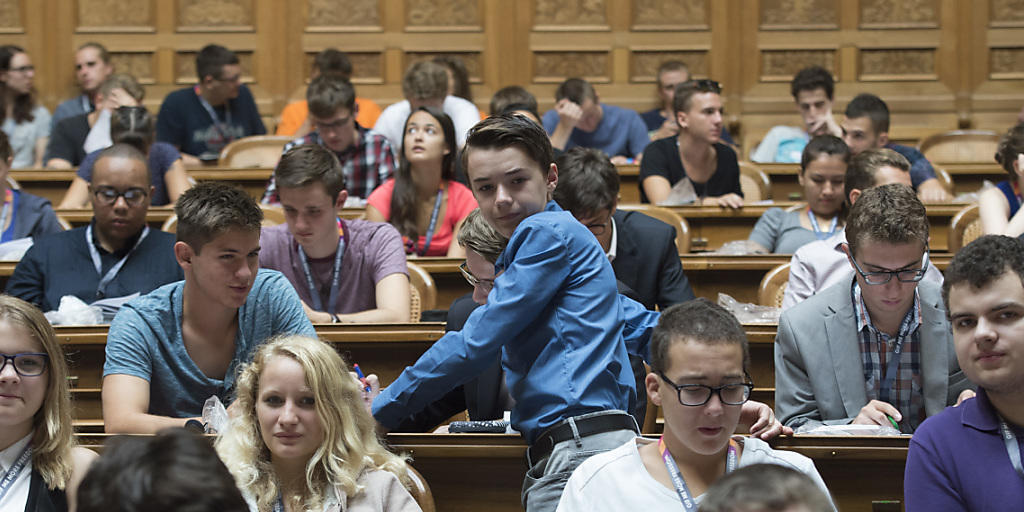 Jungpolitikerinnen- und Jungpolitiker diskutieren an der Jugendsession im Nationalratssaal in Bern.