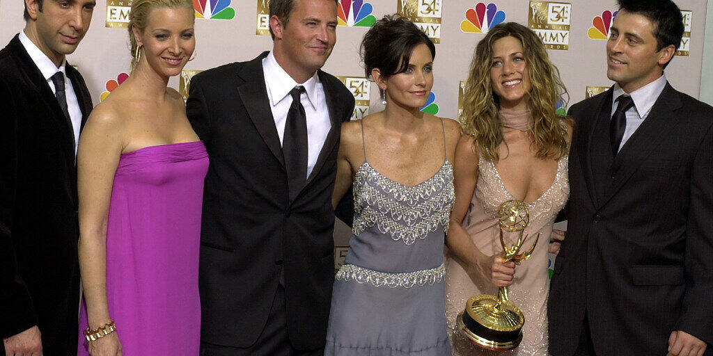 Stars der Erfolgsserie "Friends" posierten 2002 bei den Emmy Awards in Los Angeles:(von links): David Schwimmer, Lisa Kudrow, Matthew Perry, Courteney Cox Arquette, Jennifer Aniston und Matt LeBlanc. Ab Mai soll eine Neuauflage der Serie beim Streamingdienst HBO Max zu sehen sein. (Archivbild) Stars der Erfolgsserie "Friends" posierten 2002 bei den Emmy Awards in Los Angeles:(von links): David Schwimmer, Lisa Kudrow, Matthew Perry, Courteney Cox Arquette, Jennifer Aniston und Matt LeBlanc. Ab Mai soll eine Neuauflage der Serie beim Streamingdienst HBO Max zu sehen sein. (Archivbild)