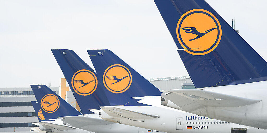 Nach der Swiss hat auch die Lufthansa hat ihren Flugplan wegen der Coronavirus-Krise bis auf eine Grundversorgung reduziert. Ab sofort sind noch fünf Prozent der Vorjahreskapazität im Angebot. (Archiv)