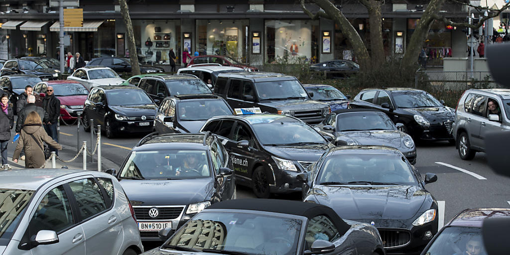 Im April sind in der Schweiz etwas weniger Autos in Verkehr gesetzt worden als vor einem Jahr. (Symbolbild)