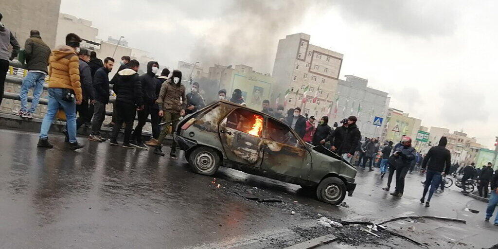 Wut auf die Regierung wegen Benzinpreiserhöhung und wirtschaftlicher Misere auf der Autobahn in Teheran.