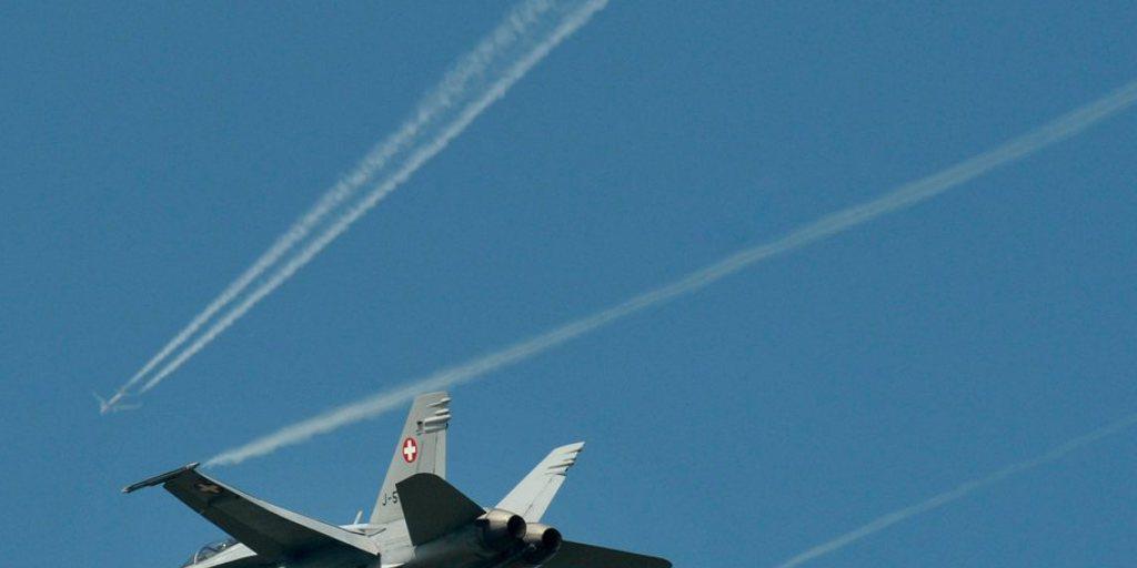 Eine F/A-18 des Luftpolizeidienstes bei einer Übung. Während man in Frankreich gespannt darauf wartete, wer es bei der Präsidentenwahl in die Stichwahl schafft, galt es für eine F/A-18-Besatzung plötzlich ernst wegen eines abgebrochenen Funkkontakts. Am Ende war alles aber harmlos. (Archiv) Eine F/A-18 des Luftpolizeidienstes bei einer Übung. Während man in Frankreich gespannt darauf wartete, wer es bei der Präsidentenwahl in die Stichwahl schafft, galt es für eine F/A-18-Besatzung plötzlich ernst wegen eines abgebrochenen Funkkontakts. Am Ende war alles aber harmlos. (Archiv)