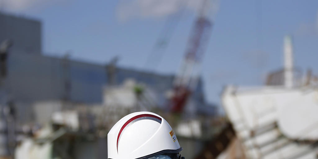 Ein Arbeiter in der Ruine des Atomkraftwerks Fukushima.