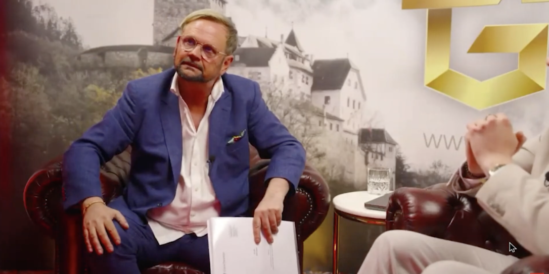 TGI-Inhaber Helmut Kaltenegger mit Bericht des Wirtschaftspr&uuml;fers