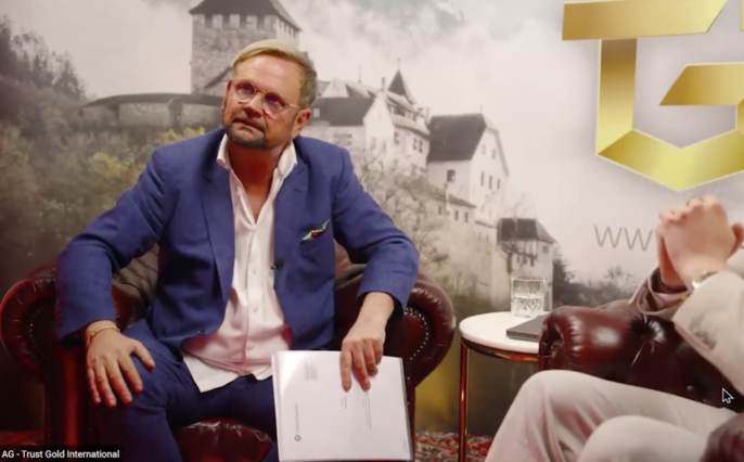 TGI-Inhaber Helmut Kaltenegger mit Bericht des Wirtschaftspr&uuml;fers