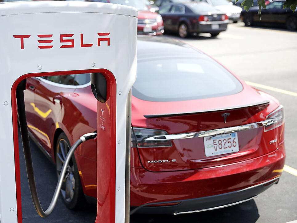 Der Elektroautobauer Tesla kommt in Verzug mit der Lieferung von Fahrzeugen. (Archivbild)