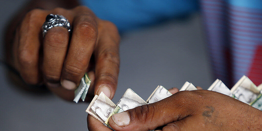 Seit dem Amtsantritt von Venezuelas Staatschef Nicolas Maduro 2013 ist der Wert der Landeswährung Bolivar um 99,99 Prozent gefallen. (Archivbild)