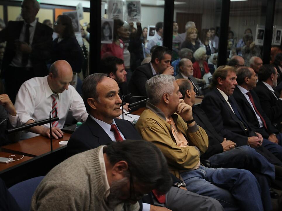 Mega-Gerichtsprozess: 48 ehemalige Militärs sind in Argentinien wegen Menschenrechtsverletzungen zu hohen Gefängnisstrafen verurteilt worden.