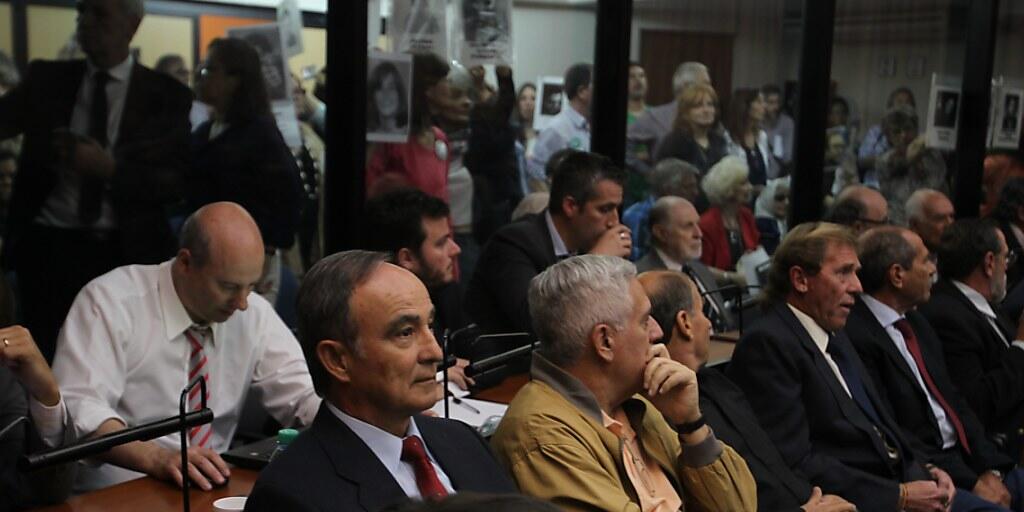 Mega-Gerichtsprozess: 48 ehemalige Militärs sind in Argentinien wegen Menschenrechtsverletzungen zu hohen Gefängnisstrafen verurteilt worden.