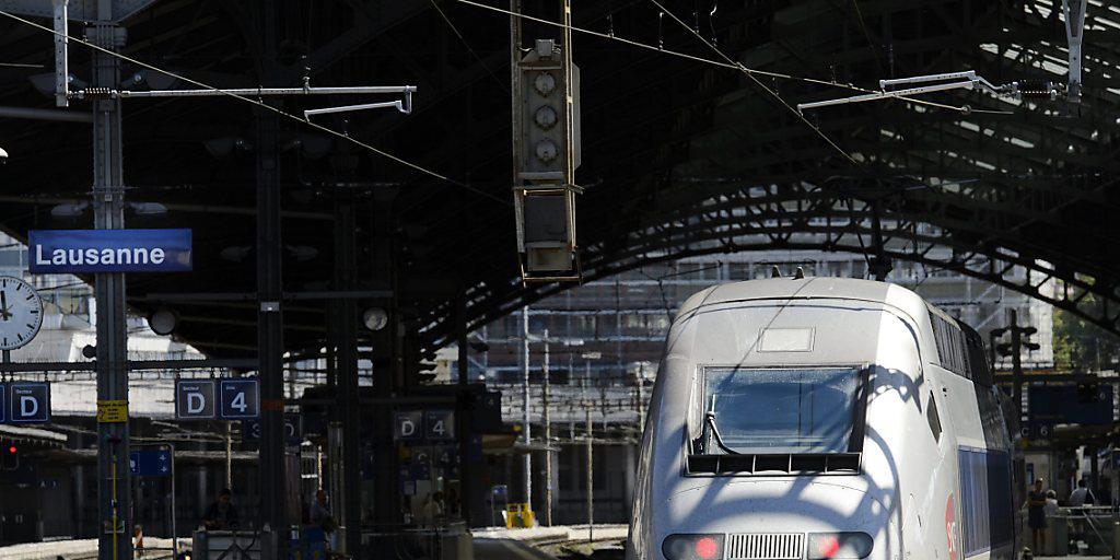 Ein TGV im Bahnhof Lausanne: Dort und in Genf hat sich die Nachfrage nach den Zugreisen nach Frankreich wieder etwas verbessert. (Archivbild)