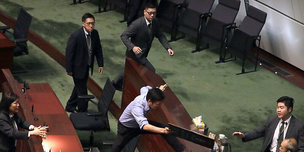 Chaotische Szenen im Hongkonger Stadtparlament: Prodemokratische Abgeordnete stören einen Auftritt von Regierungschefin Carrie Lam.