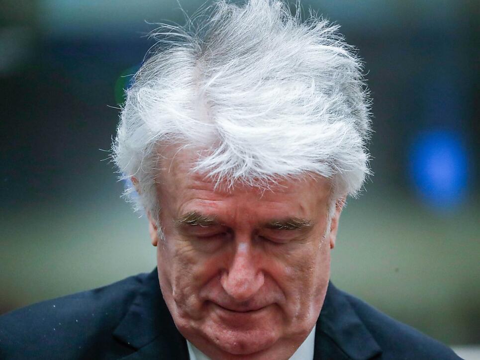 Die Anklage fordert lebenslang Gefängnis, die Verteidigung Freispruch: Der Berufungsprozess in Den Haag gegen Karadzic hat begonnen.