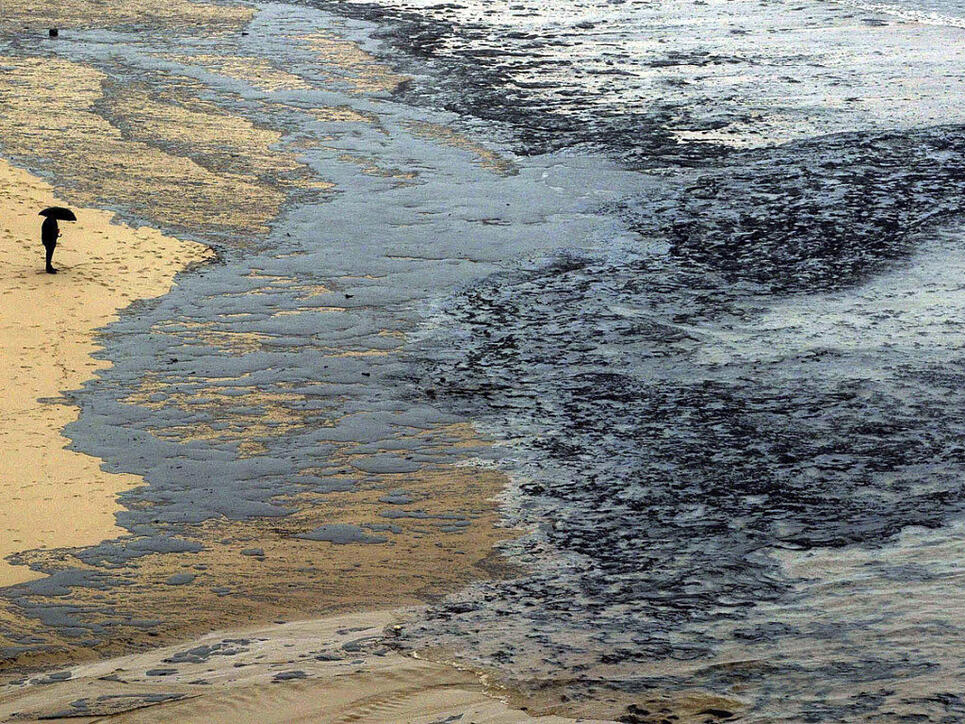 Ein ölverschmutzter Strand im Nordwesten Spaniens nach dem Untergang des Öltankers "Prestige". (Archiv)