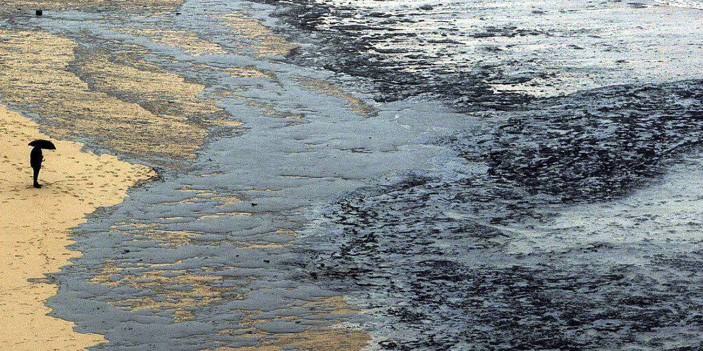 Ein ölverschmutzter Strand im Nordwesten Spaniens nach dem Untergang des Öltankers "Prestige". (Archiv)