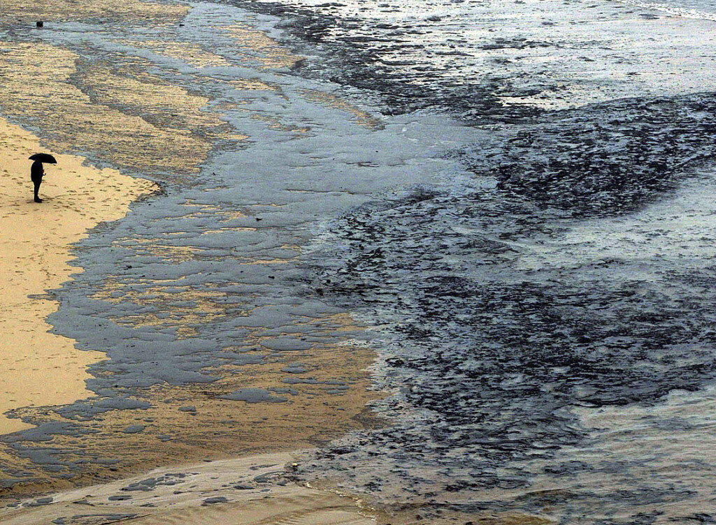 Ein ölverschmutzter Strand im Nordwesten Spaniens nach dem Untergang des Öltankers "Prestige". (Archiv) Ein ölverschmutzter Strand im Nordwesten Spaniens nach dem Untergang des Öltankers "Prestige". (Archiv)