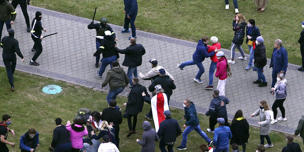 Bei erneuten Protesten der Opposition gegen Machthaber Lukaschenko kommt es in der weißrussischen Hauptstadt zu gewaltsamen Zusammenstößen zwischen Demonstranten und Polizisten. Demnach gab es bereits am frühen Nachmittag 50 Festnahmen. Foto: Uncredited/AP/dpa Bei erneuten Protesten der Opposition gegen Machthaber Lukaschenko kommt es in der weißrussischen Hauptstadt zu gewaltsamen Zusammenstößen zwischen Demonstranten und Polizisten. Demnach gab es bereits am frühen Nachmittag 50 Festnahmen. Foto: Uncredited/AP/dpa