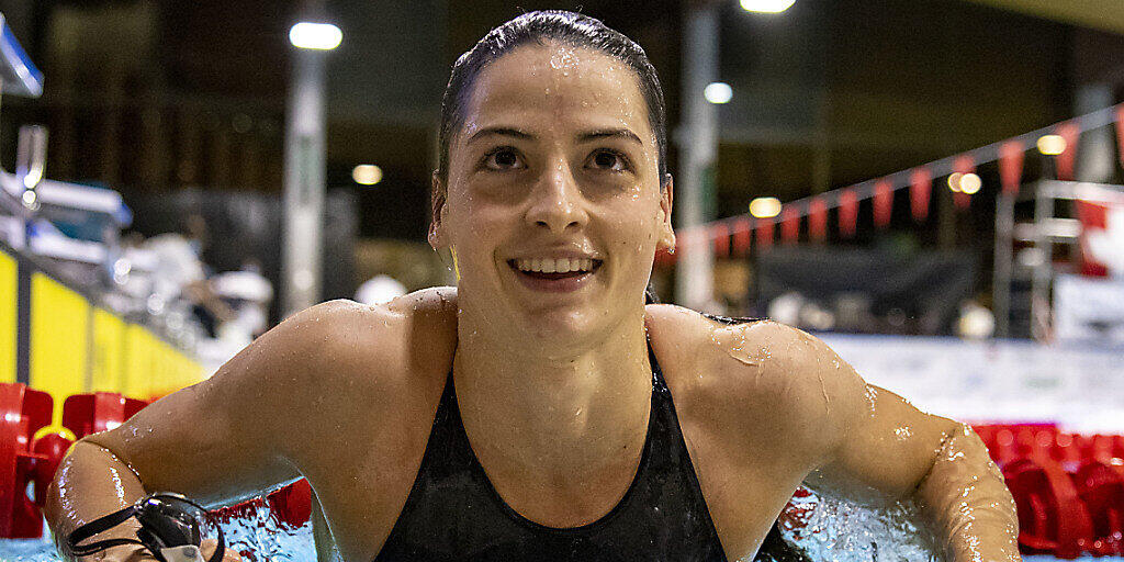 Die Zürcherin Lisa Mamié steigt nach ihrem Titelgewinn über 50 m Brust aus dem Becken